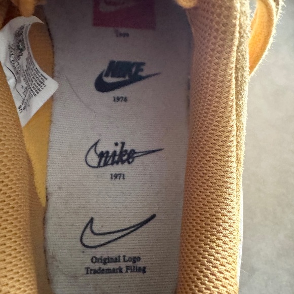 NIKE AIR FORCE 1 LOW (DA8302-700) Women’s University Gold Shoes-Size 8 1/2 - Picture 4 of 12